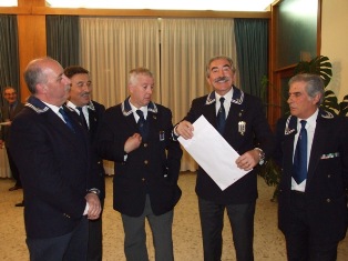  Il delegato ANMI della Toscana CA Fabrizio Cherici, consegna al  nostro Presidente, Pier Angelo Salani -Attestato di Benemerenza per intesa e qualificata attivit al Gruppo di Pescia- . 
